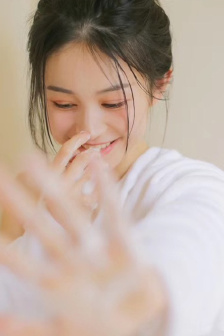 老汉在瓜棚里玩二个丫头